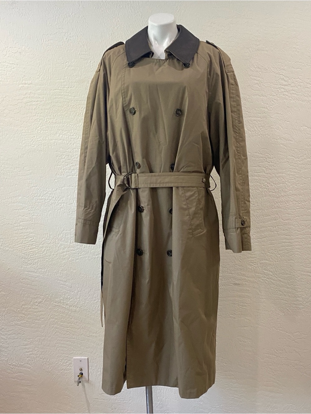Vintage London Fog, Tempo Europa, zippered Lining button up Trench Coat Size 44L - Picture 3 of 11